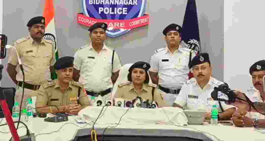 Bidhannagar Police officers address the press after arresting five CISF personnel, including an inspector, for orchestrating a fake I-T raid in Chinar Park. Bidhannagar Police officers address the press after arresting five CISF personnel, including an inspector, for orchestrating a fake I-T raid in Chinar Park.