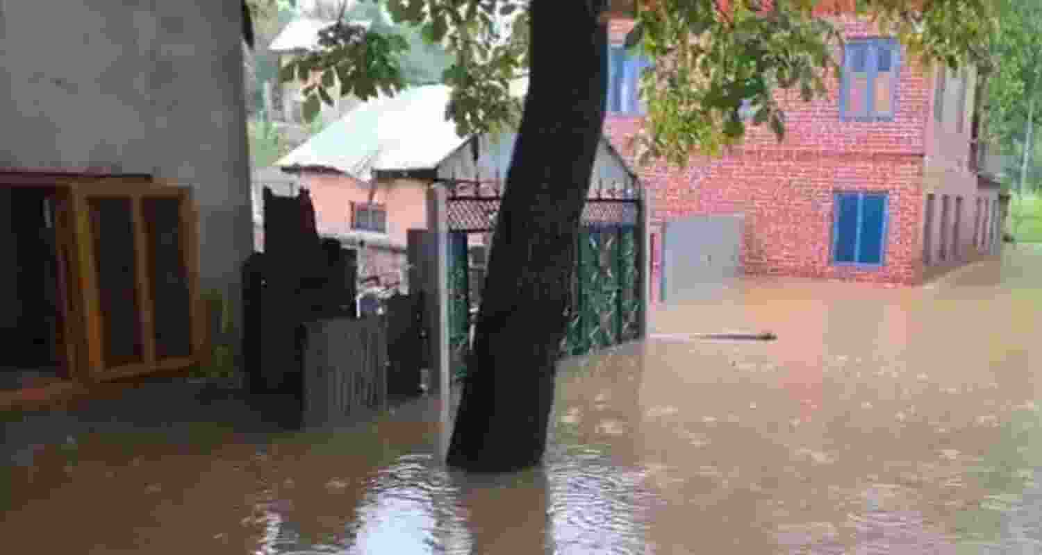 A cloudburst triggered flash floods in Shopian, inundating homes and a school as rescue teams evacuated residents and assessed damage amid heavy rain. A cloudburst triggered flash floods in Shopian, inundating homes and a school as rescue teams evacuated residents and assessed damage amid heavy rain.