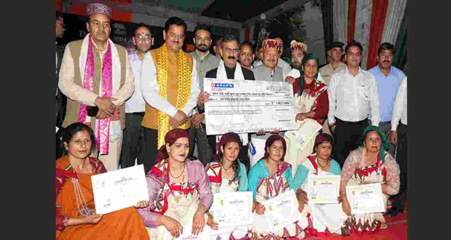 CM Sukhvinder Singh Sukhu with Sukh Sammaan Nidhi Yojana beneficiaries. CM Sukhvinder Singh Sukhu with Sukh Sammaan Nidhi Yojana beneficiaries.