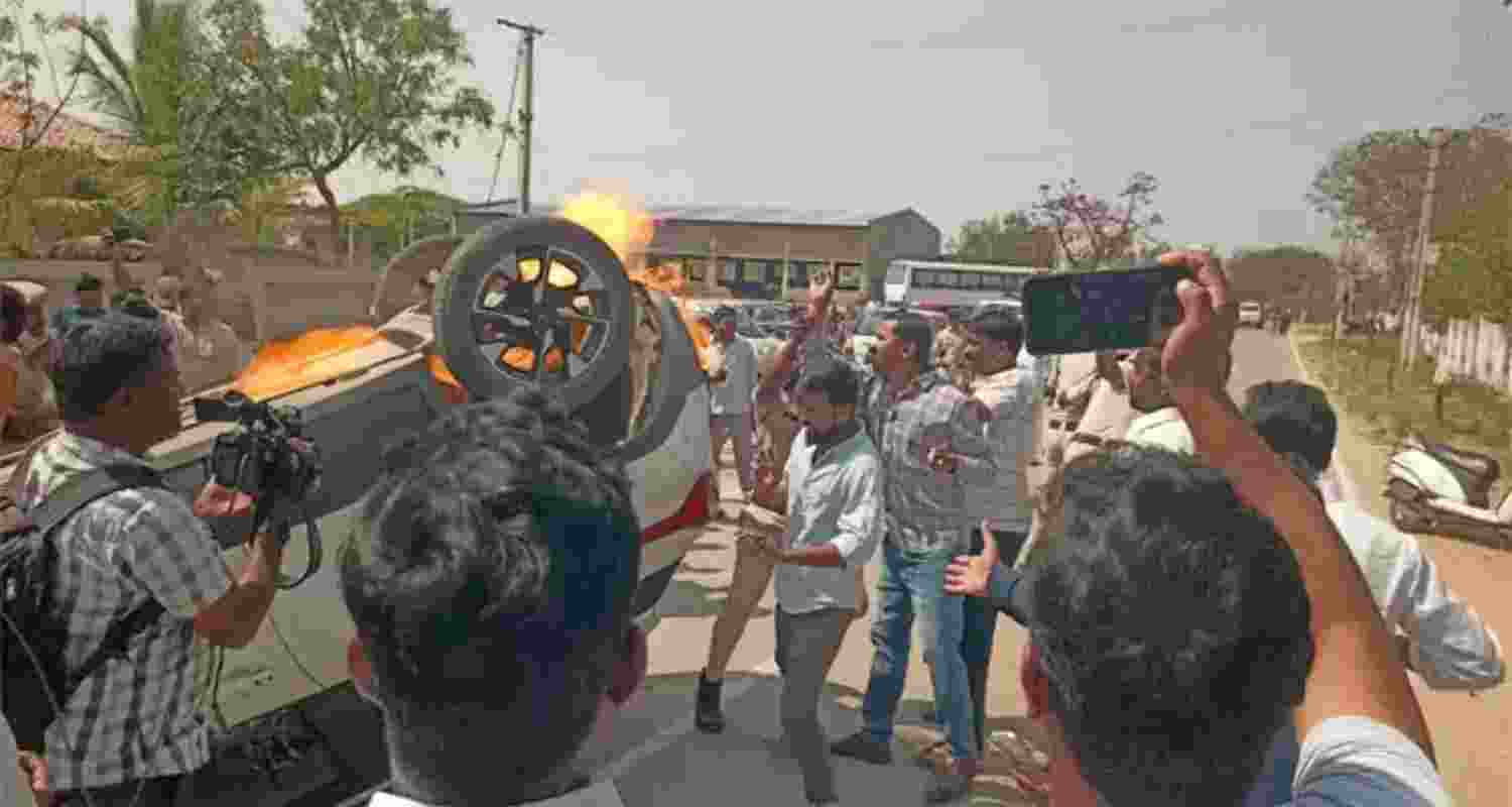 Congress and BJP workers clash in Telangana's Kamareddy town. Congress and BJP workers clash in Telangana's Kamareddy town.