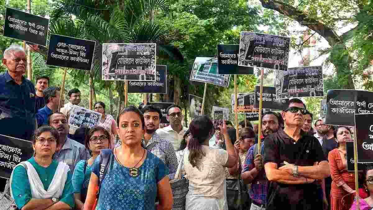 Bengal junior doctors hold march to CBI office in Salt Lake Bengal junior doctors hold march to CBI office in Salt Lake
