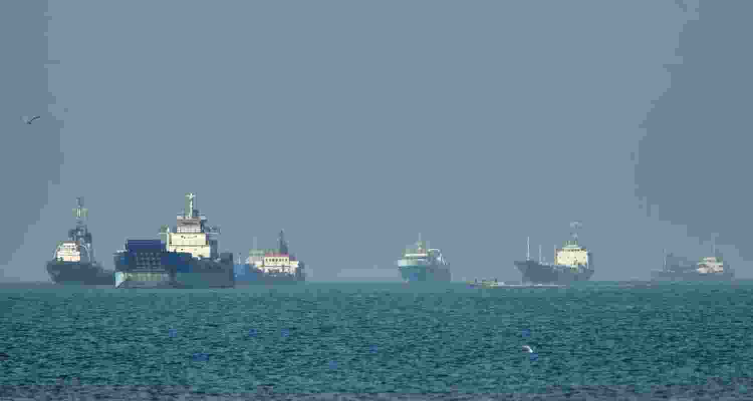 Global crude oil prices fell nearly 8 pc in a week as easing US-Iran tensions and resumed Strait of Hormuz trade boosted market sentiment. Global crude oil prices fell nearly 8 pc in a week as easing US-Iran tensions and resumed Strait of Hormuz trade boosted market sentiment.