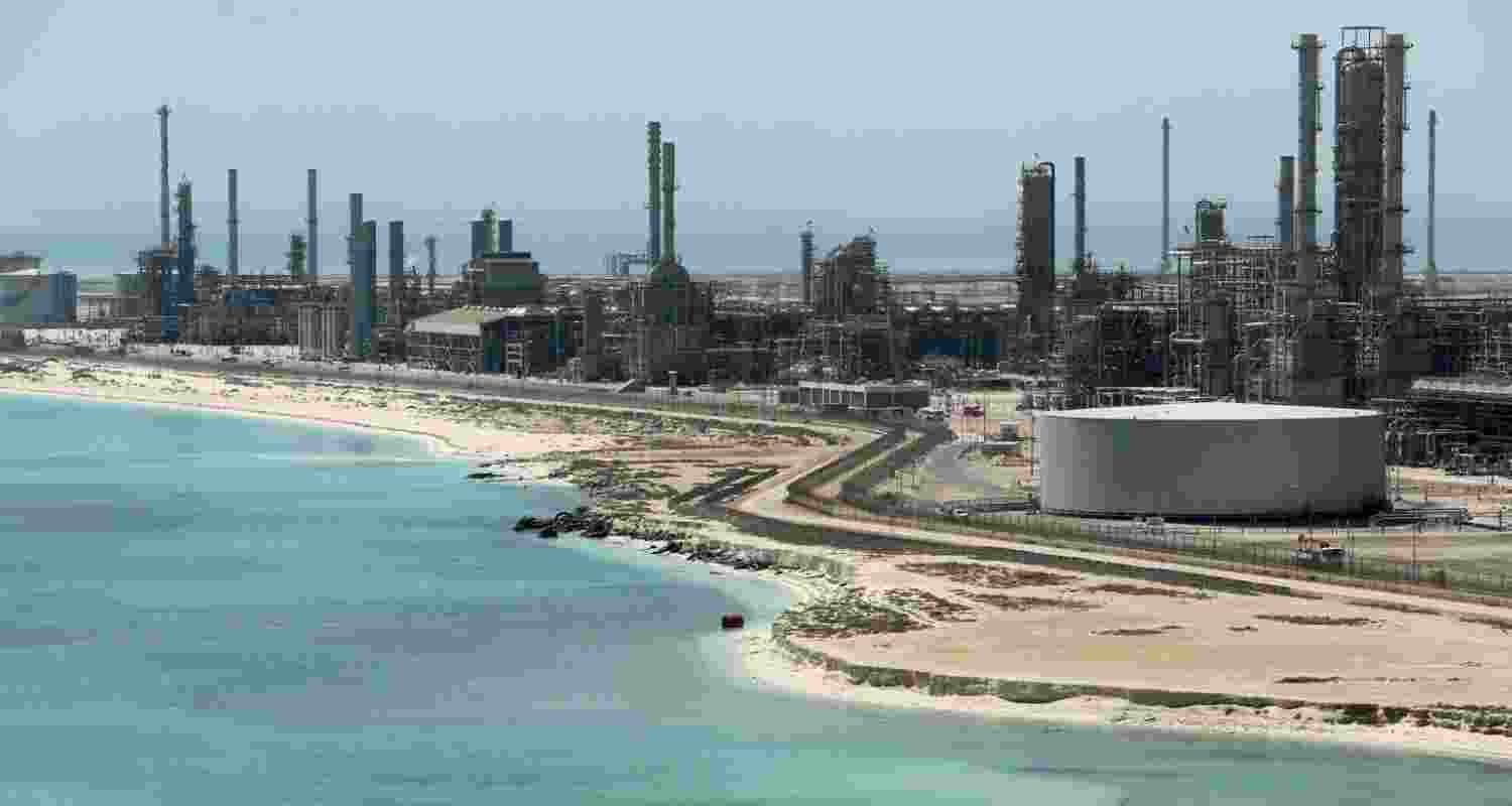 Brent crude stayed below $72 a barrel as easing US-Iran tensions, stronger Saudi exports and steady Hormuz flows eased supply concerns. Brent crude stayed below $72 a barrel as easing US-Iran tensions, stronger Saudi exports and steady Hormuz flows eased supply concerns.