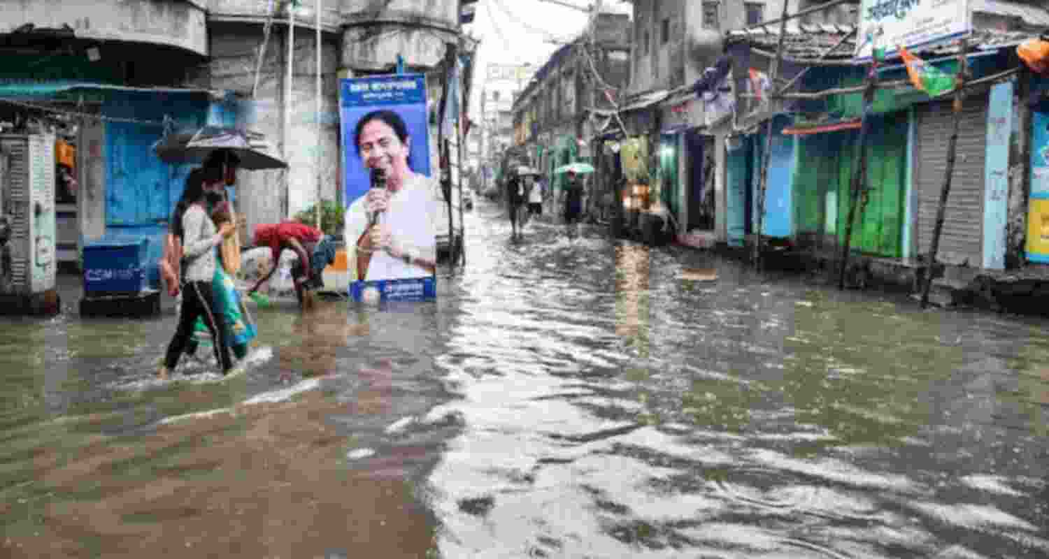 Cyclone Dana triggers widespread waterlogging in Kolkata
Cyclone Dana triggers widespread waterlogging in Kolkata