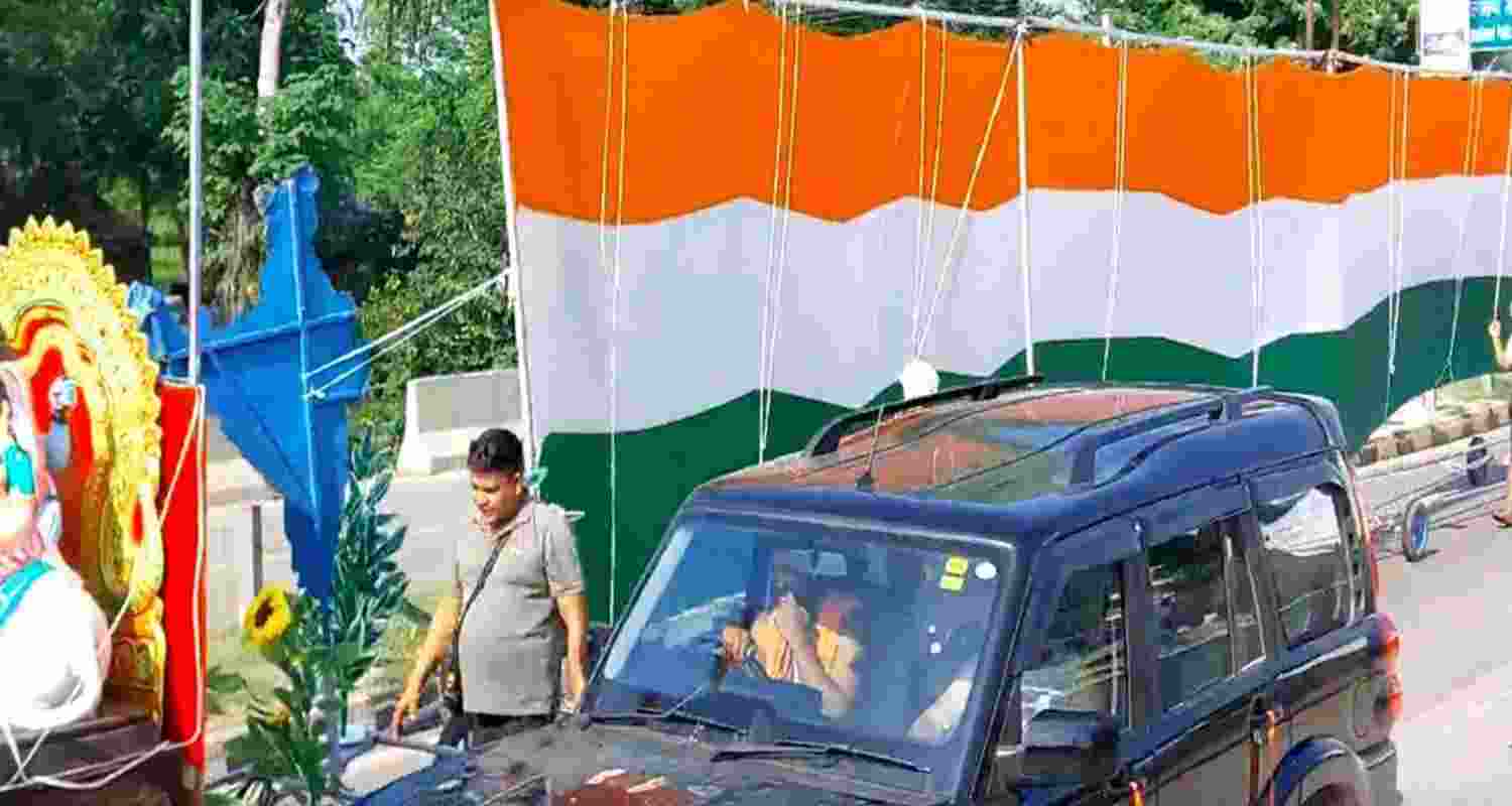 Devotees take out 251-foot Tricolour during Kanwar Yatra Devotees take out 251-foot Tricolour during Kanwar Yatra