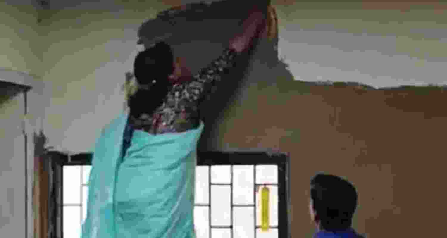 DU college principal coats walls with 'cow dung' DU college principal coats walls with 'cow dung'