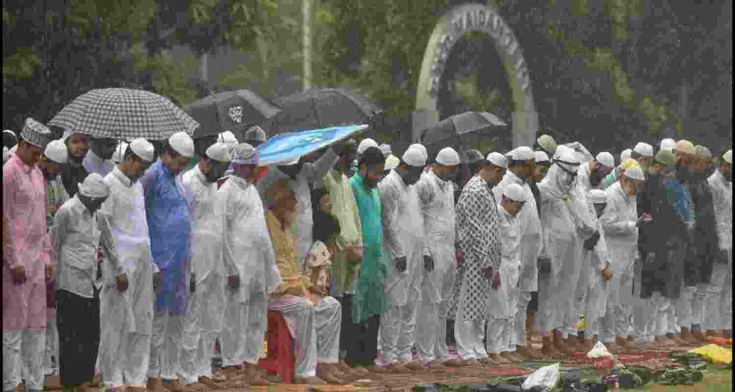 People offering namaz. People offering namaz.