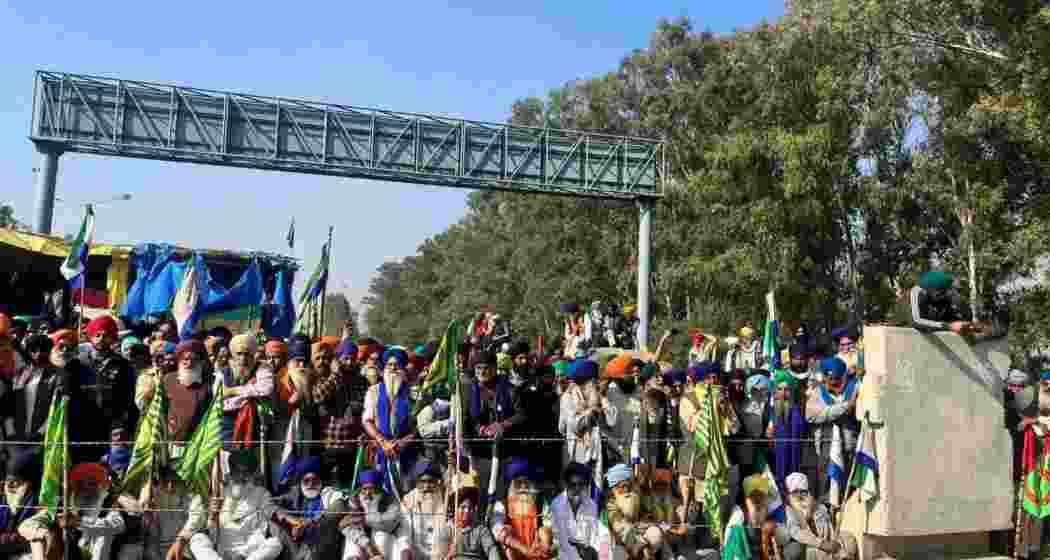 Farmers uproot barricades, clashes with police in Jalandhar Farmers uproot barricades, clashes with police in Jalandhar