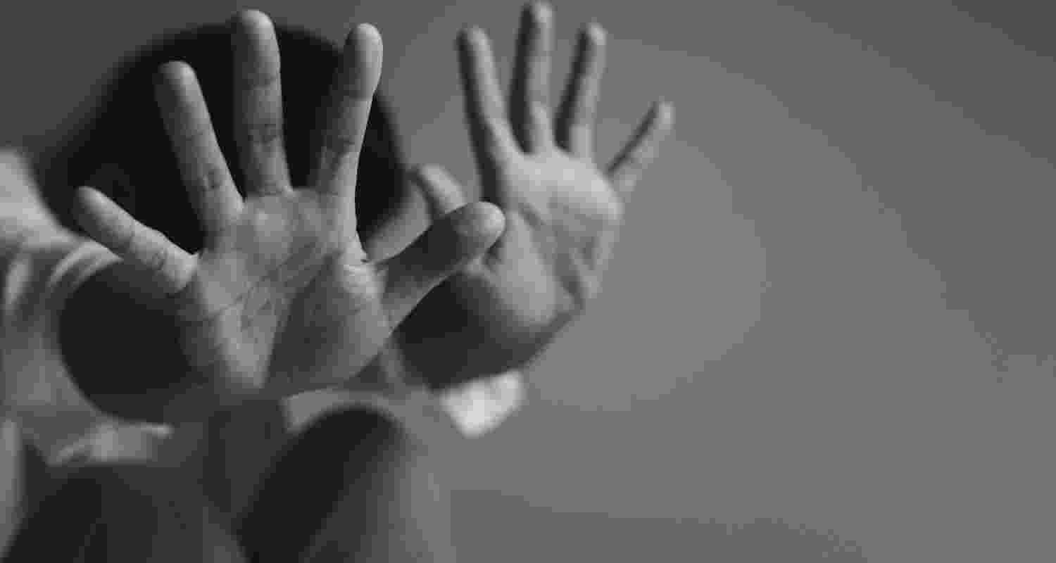 Shocking Mumbai case: police arrest father for raping and impregnating his 20-year-old deaf and mute daughter after DNA tests confirmed the crime. Shocking Mumbai case: police arrest father for raping and impregnating his 20-year-old deaf and mute daughter after DNA tests confirmed the crime.