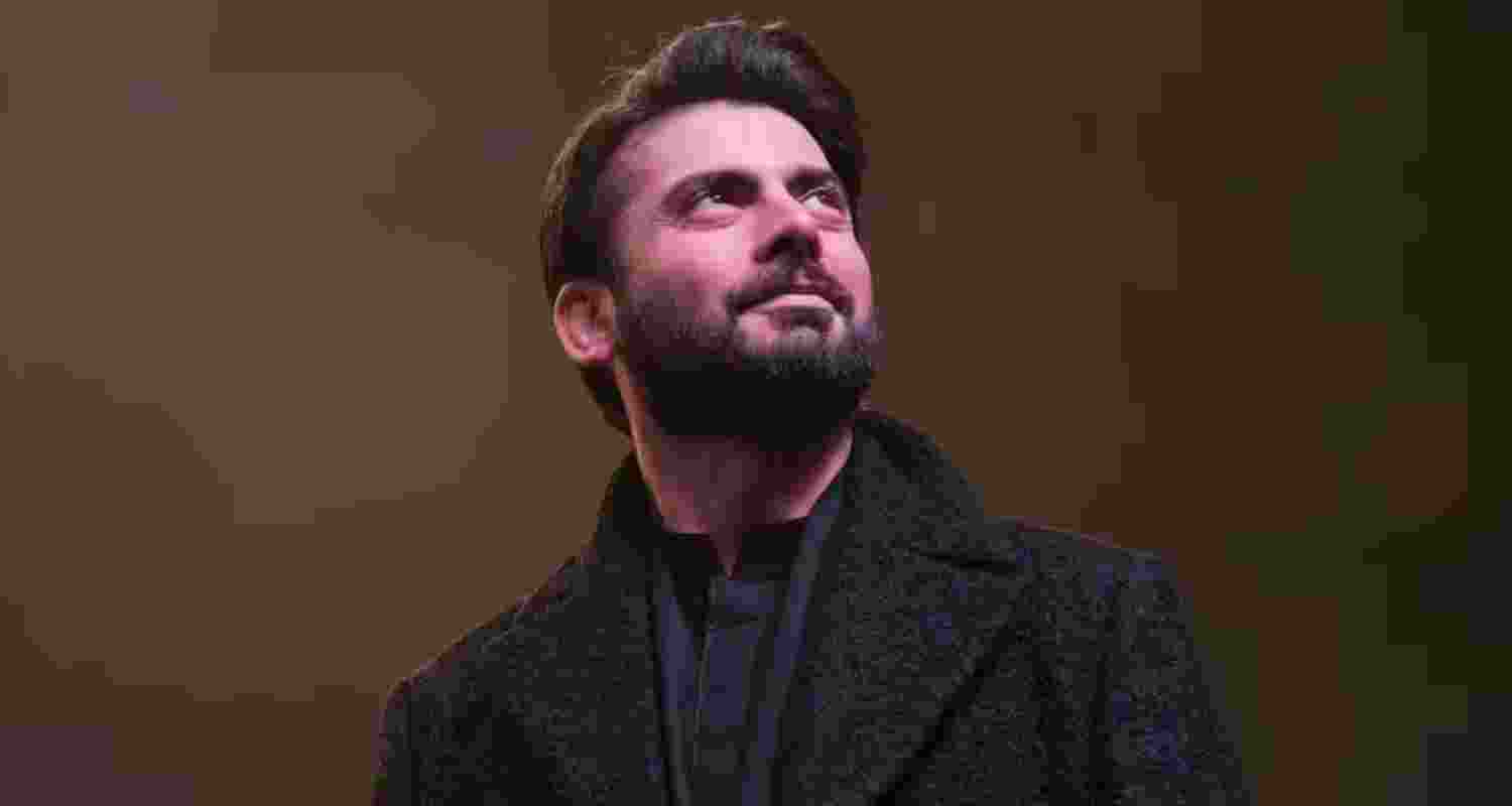 Fawad Khan returns to bollywood with 'Abir Gulaal' Fawad Khan returns to bollywood with 'Abir Gulaal'