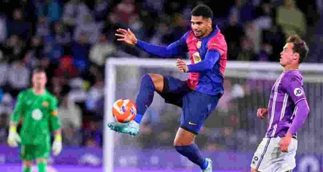 Barcelona's Ronald Araujo, centre, and Valladolid's Juanmi Latasa challenge for the ball during the Spanish La Liga soccer match between Valladolid and FC Barcelona at the Jose Zorrilla stadium in Valladolid, Spain, Saturday, May 3, 2025. Barcelona's Ronald Araujo, centre, and Valladolid's Juanmi Latasa challenge for the ball during the Spanish La Liga soccer match between Valladolid and FC Barcelona at the Jose Zorrilla stadium in Valladolid, Spain, Saturday, May 3, 2025.