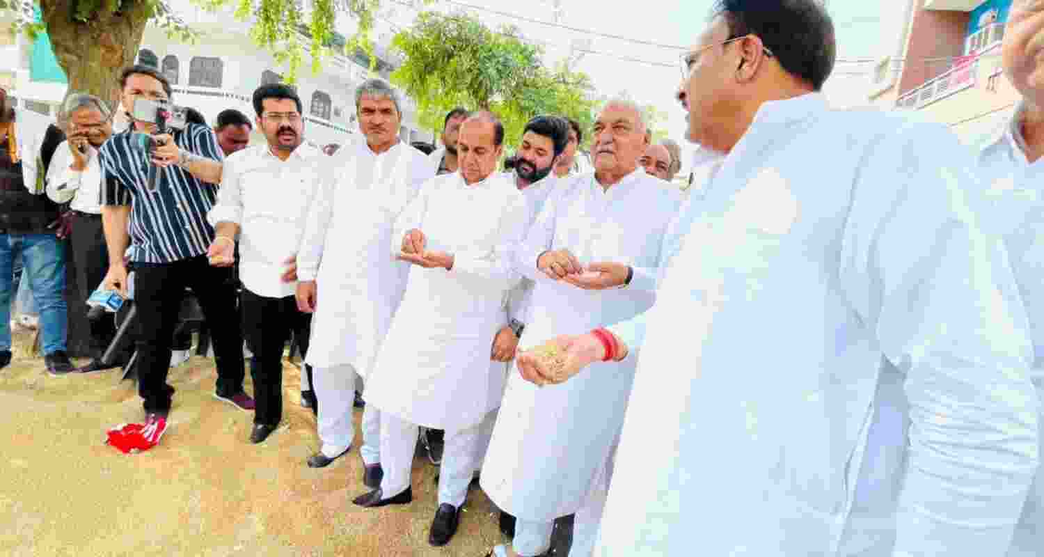 Former chief minister Bhupinder Singh Hooda during his visit to the Hansi grain market in Haryana on Tuesday. Former chief minister Bhupinder Singh Hooda during his visit to the Hansi grain market in Haryana on Tuesday.