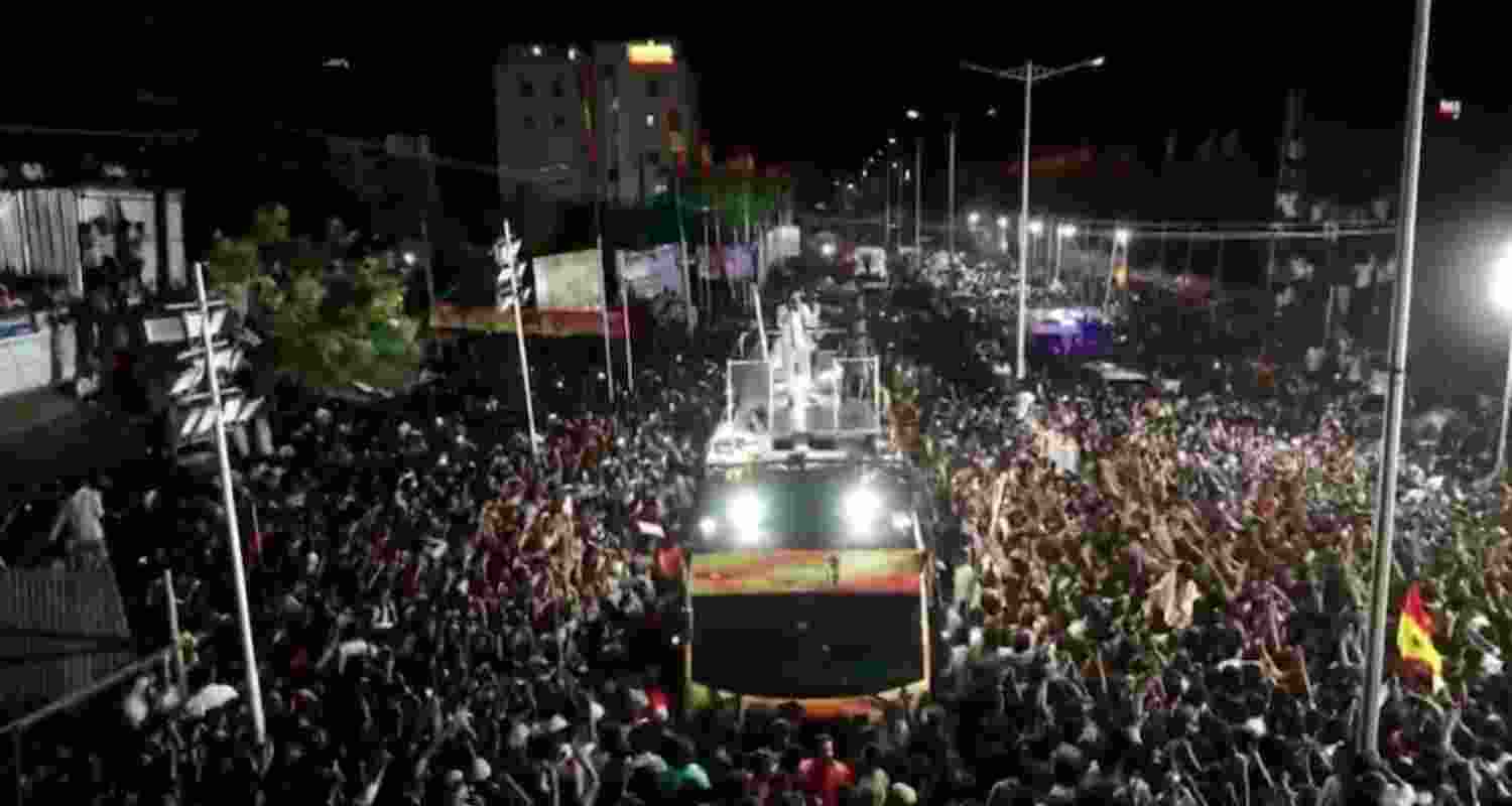 There were huge crowds gathered for the Tamil Nadu rally where Vijay was to address the gathering as part of his ongoing state tour. However, he arrived late at the venue, after which the crowd had swelled and started jostling for space There were huge crowds gathered for the Tamil Nadu rally where Vijay was to address the gathering as part of his ongoing state tour. However, he arrived late at the venue, after which the crowd had swelled and started jostling for space