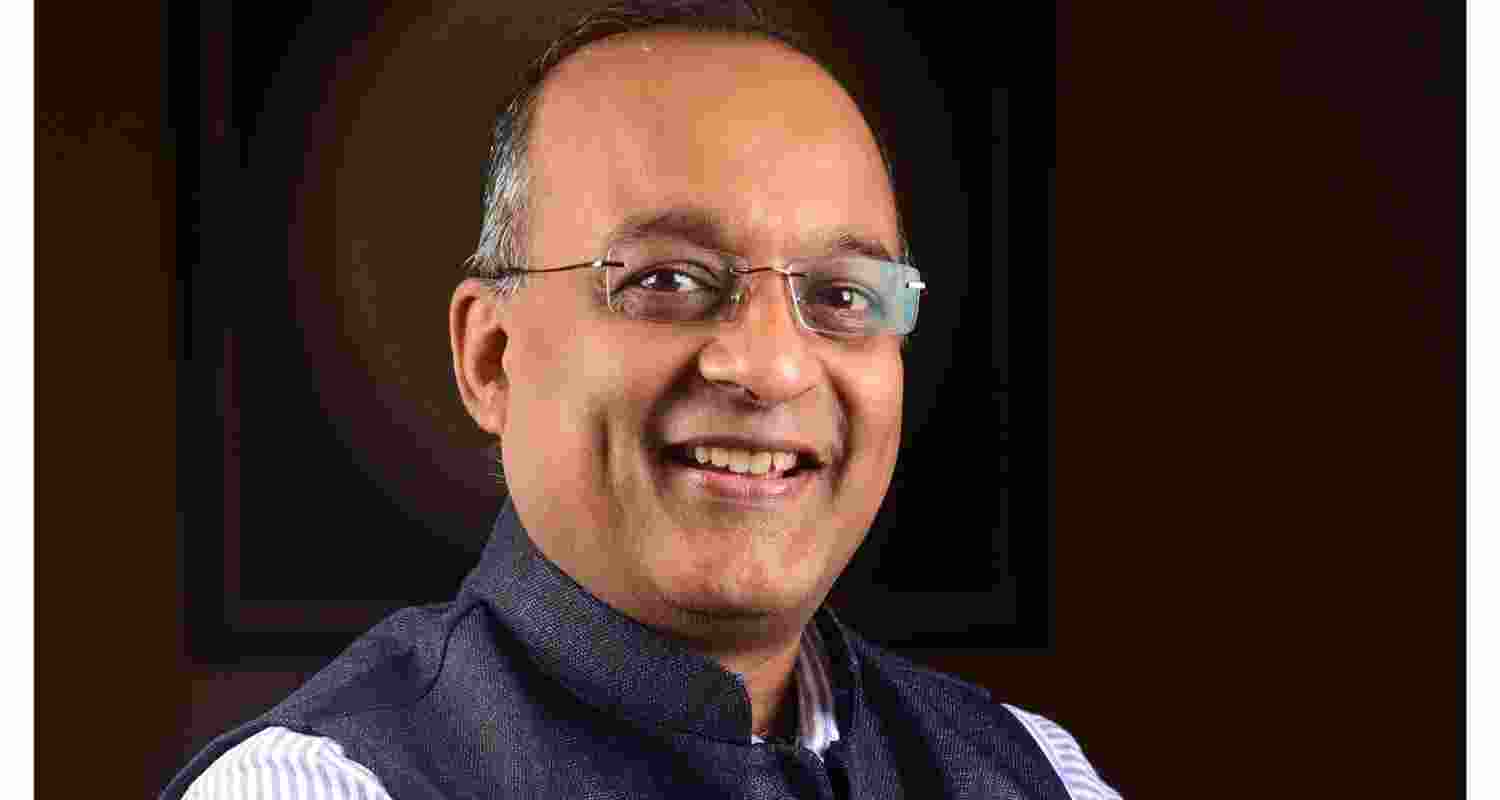 HDFC Bank has added about 5,000 employees in the last six months to take its overall base to over 2.20 lakh at the end of September HDFC Bank has added about 5,000 employees in the last six months to take its overall base to over 2.20 lakh at the end of September