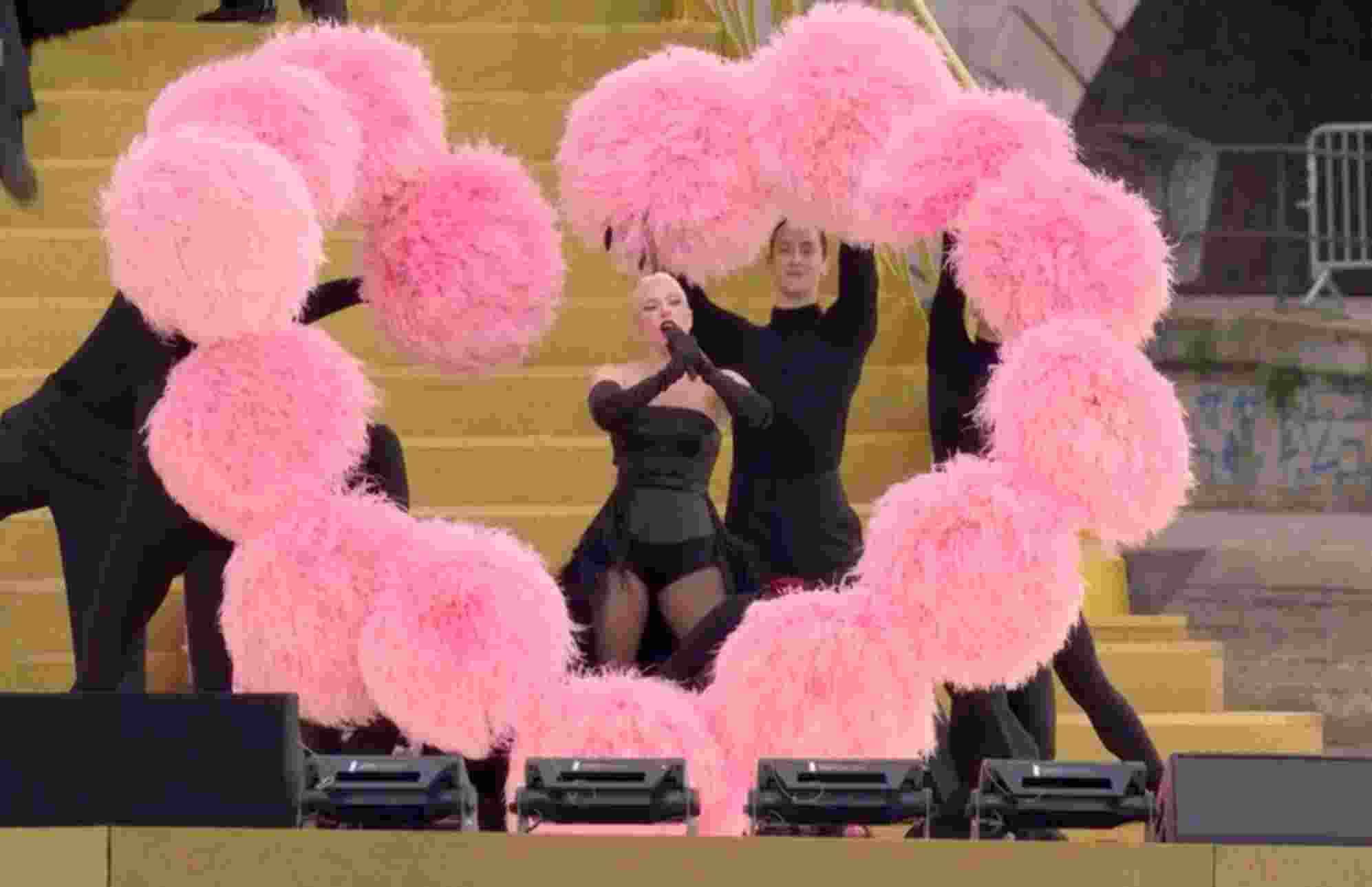 Wearing a massive white plume, the American star performed the popular French song Mon truc en plumes, which translates to ‘My thing with feathers,’ originally sung by dancer and singer Zizi (Renée) Jeanmaire in 1962. Wearing a massive white plume, the American star performed the popular French song Mon truc en plumes, which translates to ‘My thing with feathers,’ originally sung by dancer and singer Zizi (Renée) Jeanmaire in 1962.