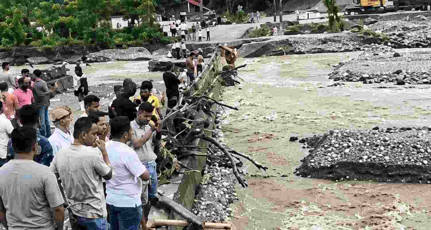 Heavy rain in North Bengal triggers landslides, road collapses and a bridge failure, disrupting connectivity across Darjeeling, Mirik and Siliguri. Heavy rain in North Bengal triggers landslides, road collapses and a bridge failure, disrupting connectivity across Darjeeling, Mirik and Siliguri.