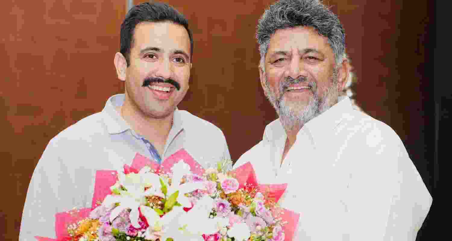 Himachal Pradesh Public Works and Urban Development Minister Vikramaditya Singh met Karnataka Chief Minister, Siddaramaiah in Bengaluru. Himachal Pradesh Public Works and Urban Development Minister Vikramaditya Singh met Karnataka Chief Minister, Siddaramaiah in Bengaluru.
