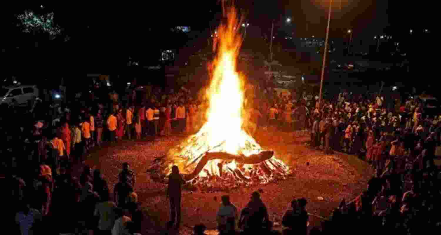 Holi fire helps farmers decide season’s crops Holi fire helps farmers decide season’s crops