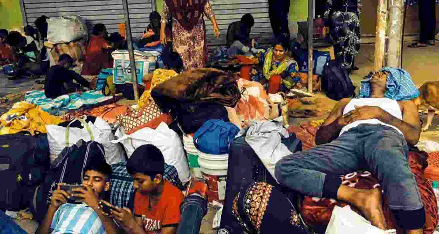 Groups gathered near Hakimpur border as Bengal’s Detect-Delete-Deport policy intensified, amid reports of return attempts to Bangladesh. Groups gathered near Hakimpur border as Bengal’s Detect-Delete-Deport policy intensified, amid reports of return attempts to Bangladesh.