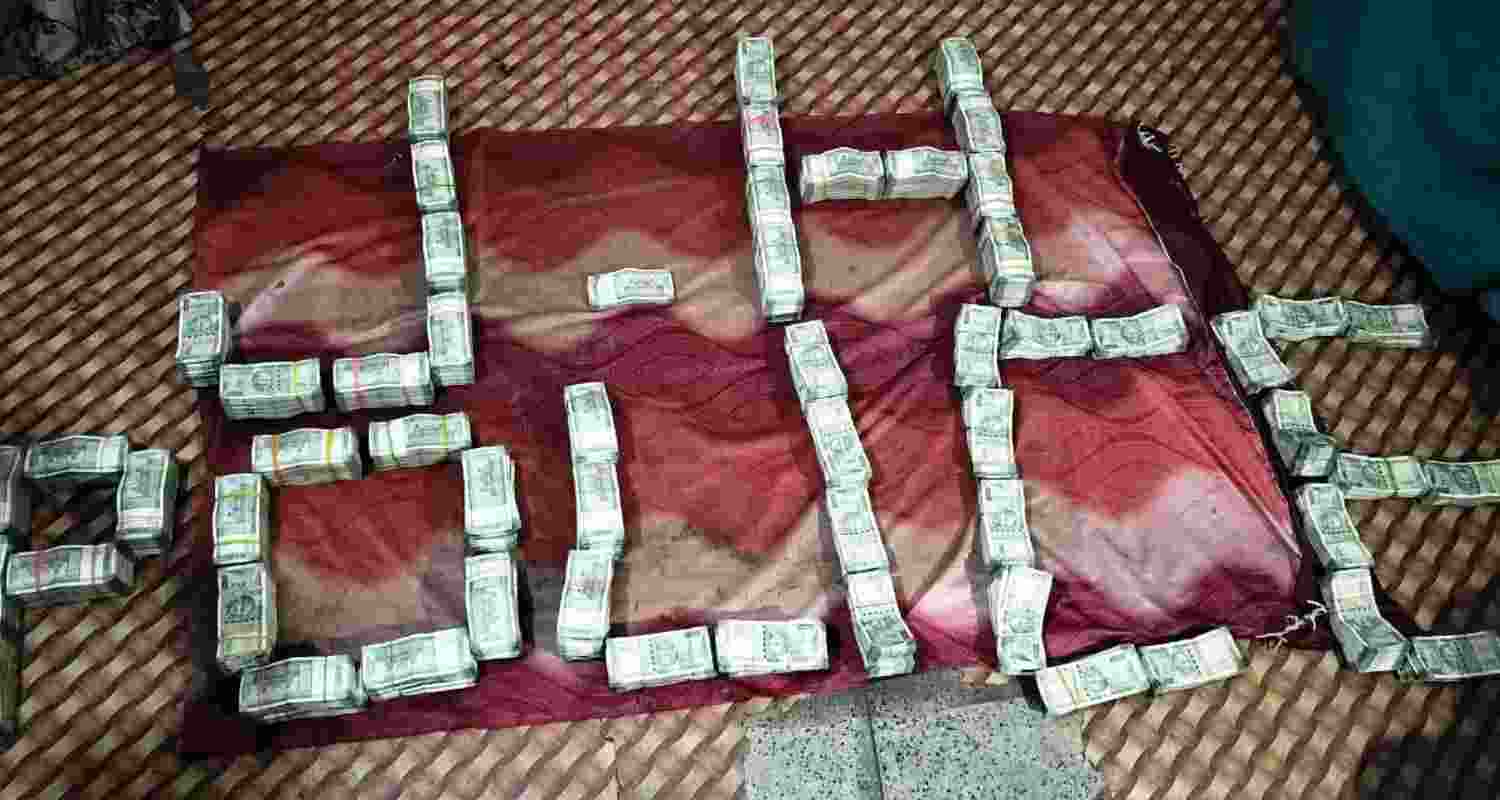 The money seized by the Jharkhand police The money seized by the Jharkhand police