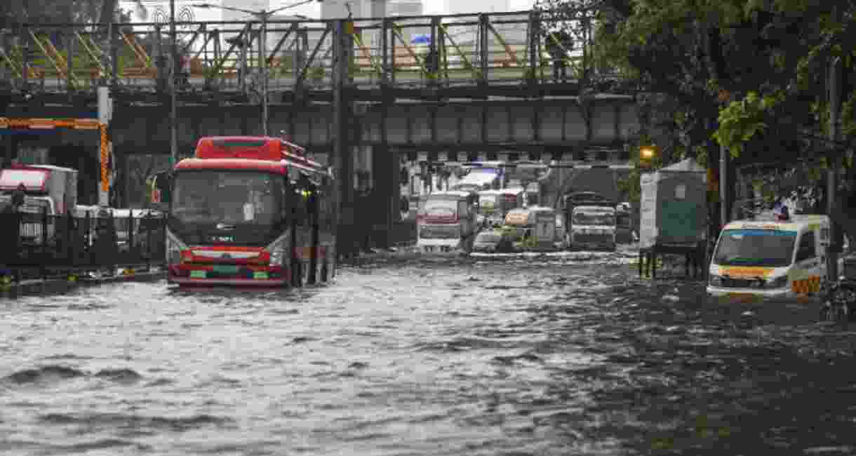 Rain havoc hits Mumbai as heavy rain floods roads, traffic crawls Rain havoc hits Mumbai as heavy rain floods roads, traffic crawls
