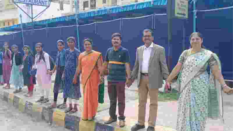 Karnataka sets world record with 2,500-Km human chain Karnataka sets world record with 2,500-Km human chain
