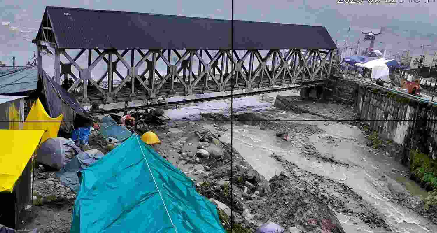 Heavy rain triggered a landslide blocking the Kedarnath Highway near Sonprayag. Debris clearance is underway as the Char Dham Yatra continues. Heavy rain triggered a landslide blocking the Kedarnath Highway near Sonprayag. Debris clearance is underway as the Char Dham Yatra continues.