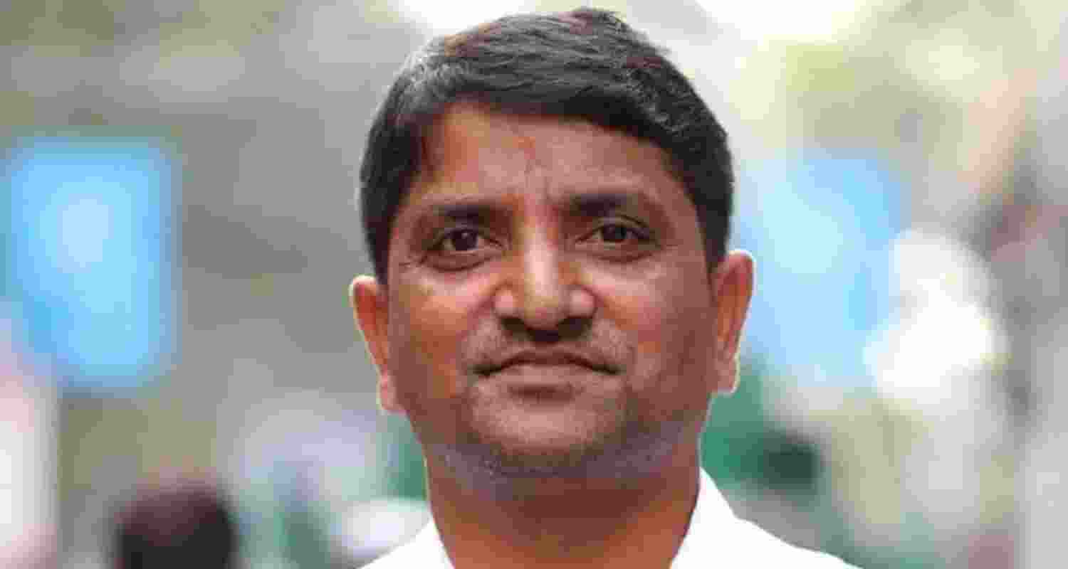 In a major breakthrough, police on Friday morning arrested Mofakkerul Islam, identified as the alleged mastermind behind the blockade and detention of judicial officers. He was apprehended at Bagdogra Airport while allegedly attempting to flee to Bengaluru. In a major breakthrough, police on Friday morning arrested Mofakkerul Islam, identified as the alleged mastermind behind the blockade and detention of judicial officers. He was apprehended at Bagdogra Airport while allegedly attempting to flee to Bengaluru.