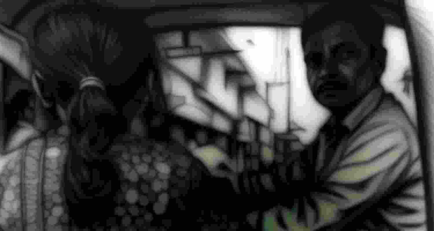 16-yr-old girl foils kidnap bid, hits driver with compass 16-yr-old girl foils kidnap bid, hits driver with compass