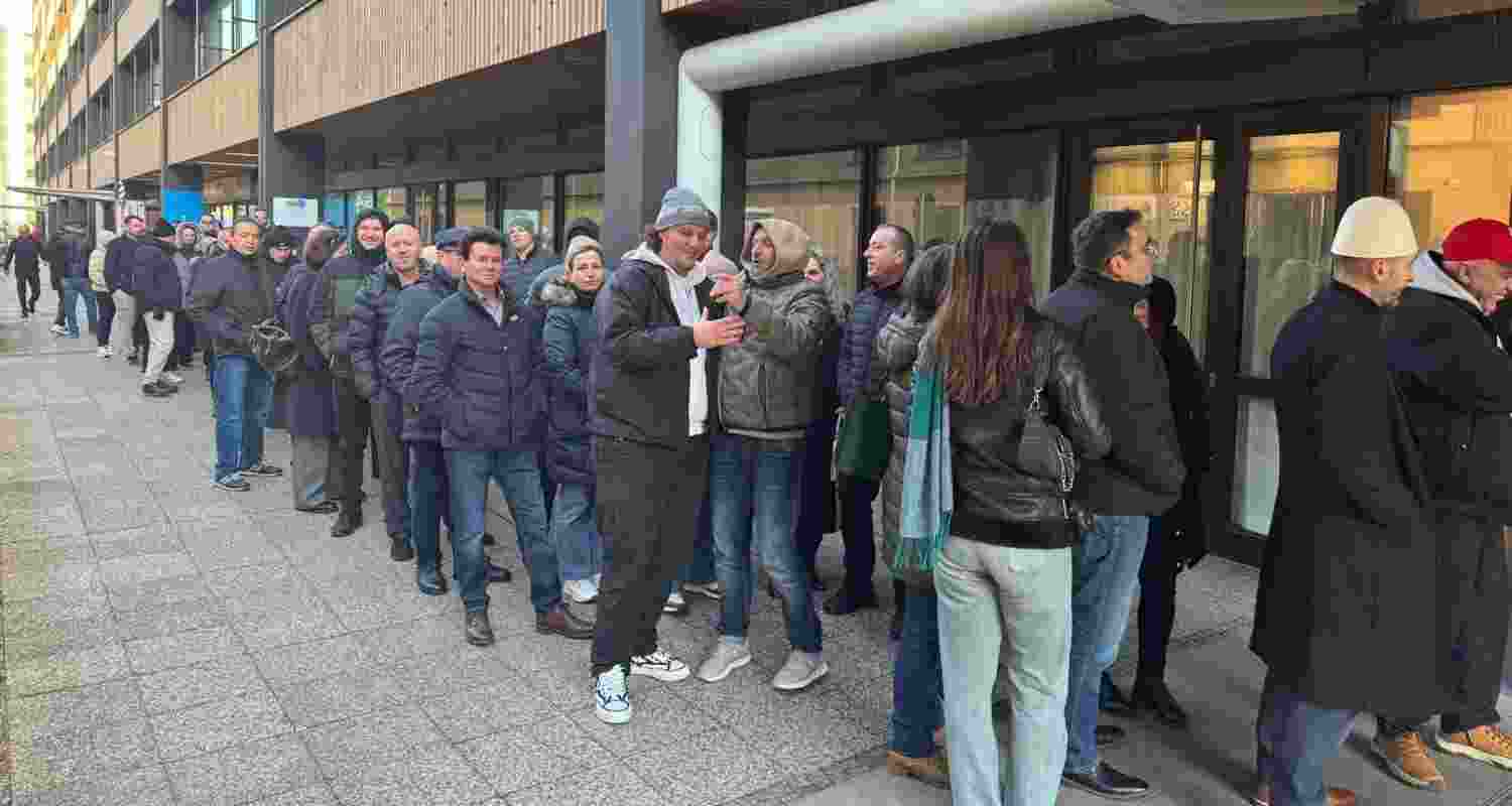 Today, Kosovo's citizens abroad vote at the country's embassies and consulates for the first time.
Today, Kosovo's citizens abroad vote at the country's embassies and consulates for the first time.