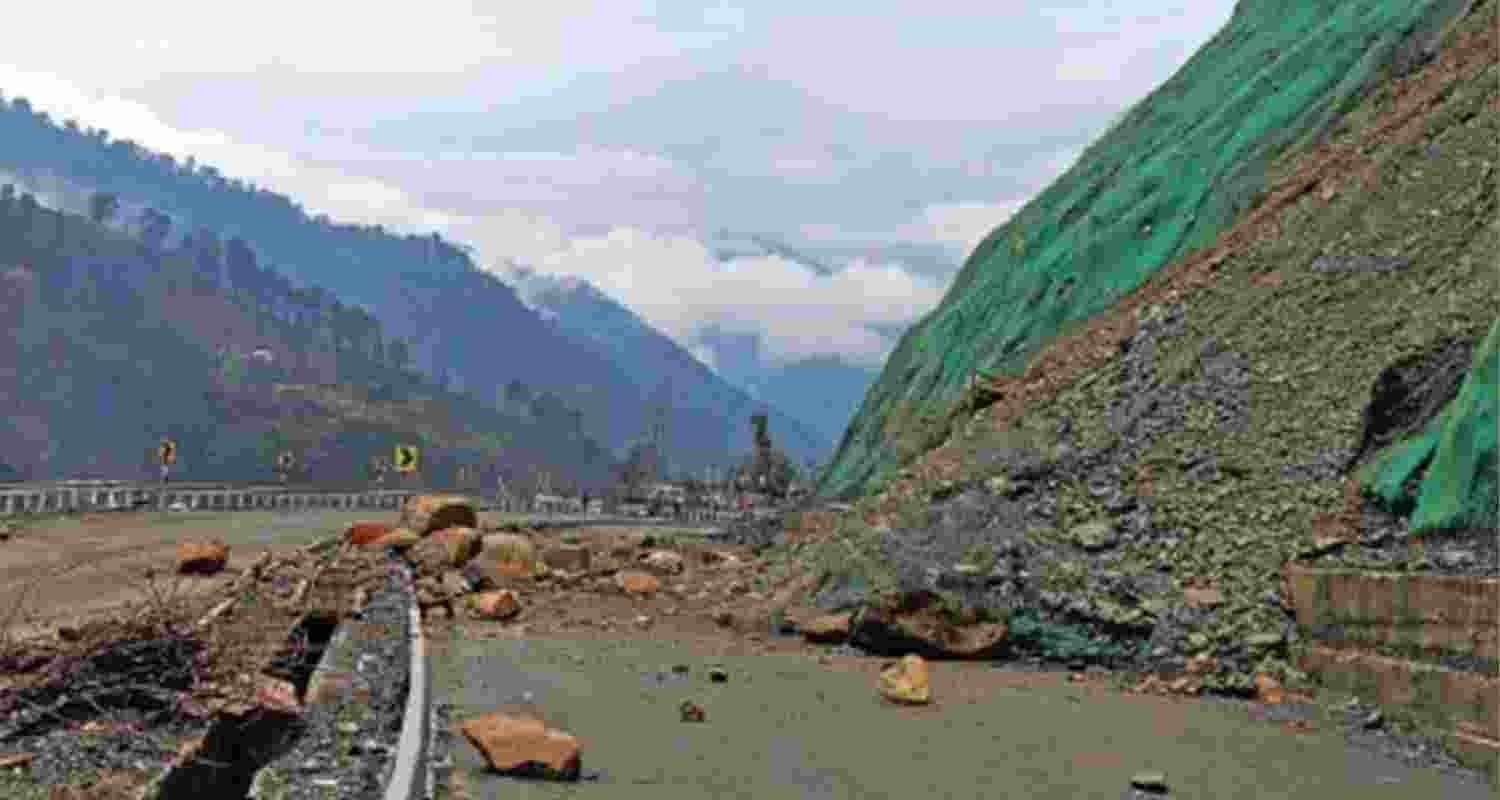 Landslides block Srinagar-Jammu National Highway. Landslides block Srinagar-Jammu National Highway.