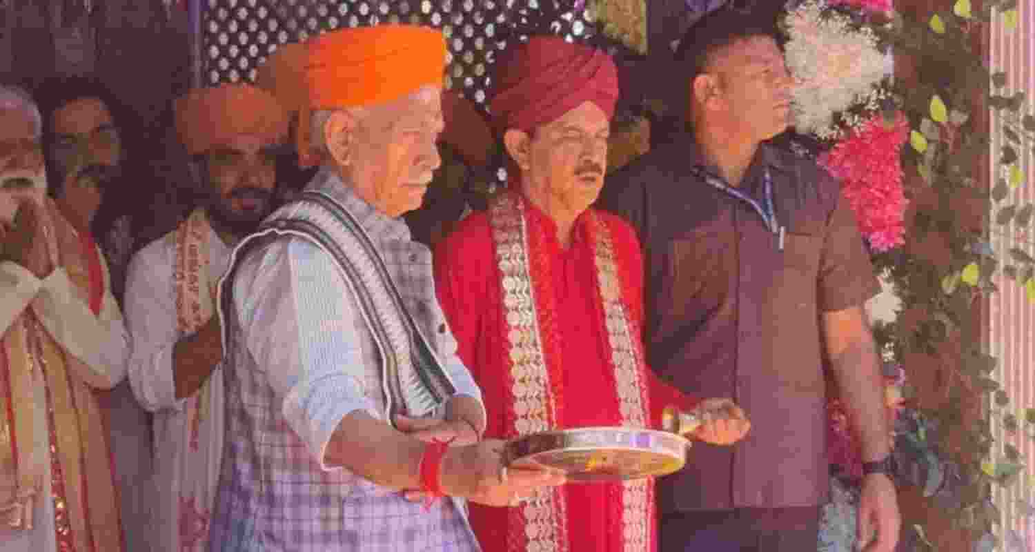 LG Manoj Sinha offers prayers at Kheer Bhawani Temple. LG Manoj Sinha offers prayers at Kheer Bhawani Temple.