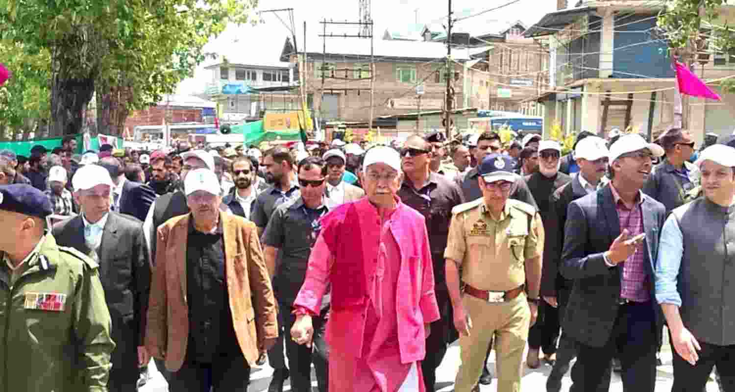 Jammu and Kashmir Lieutenant Governor Manoj Sinha leads anti-drug campaign padyatra in Budgam. Jammu and Kashmir Lieutenant Governor Manoj Sinha leads anti-drug campaign padyatra in Budgam.