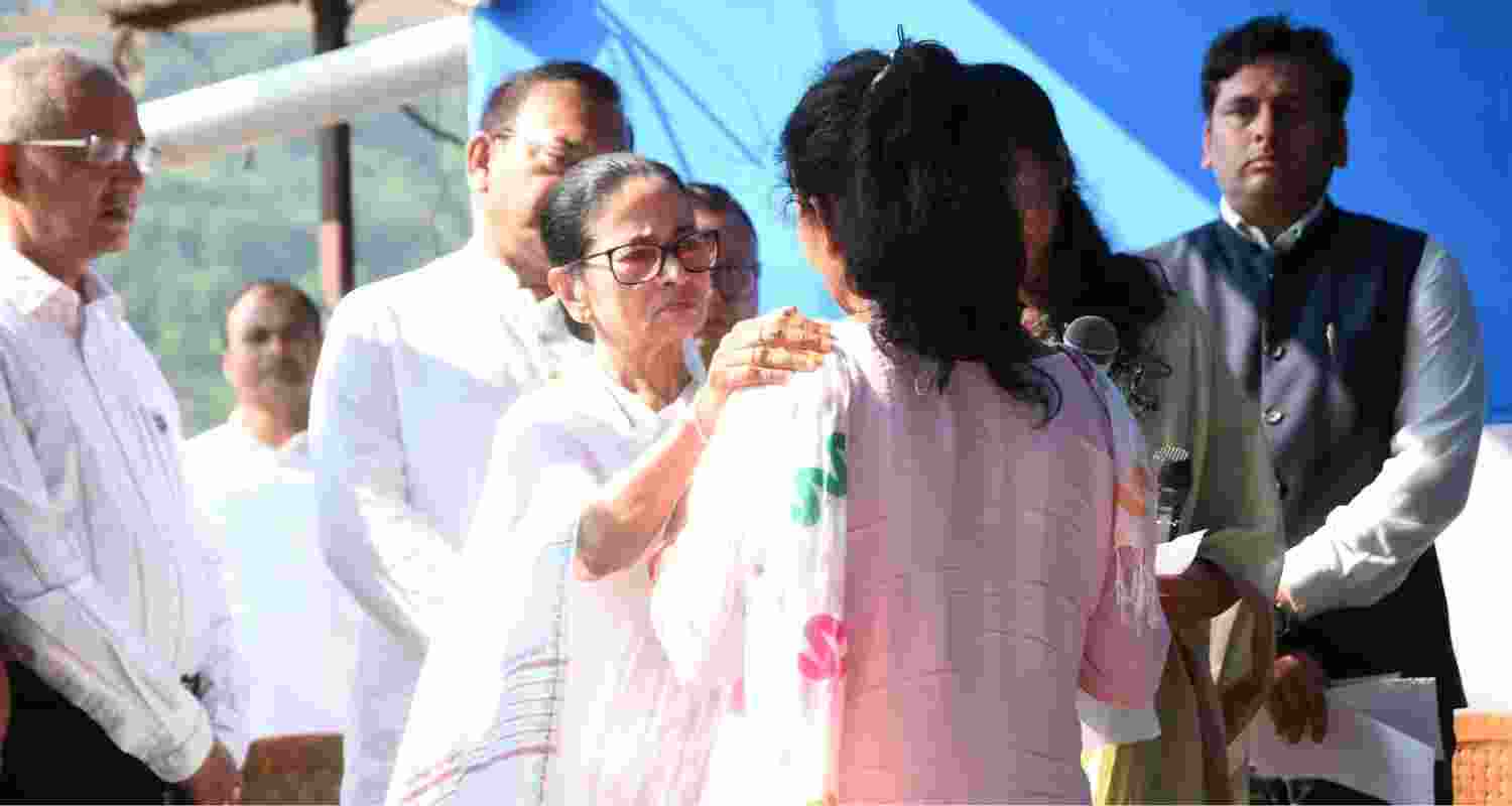 CM Mamata Banerjee visited Mirik on Tuesday and met families who have suffered losses. She assured them that no one will be left without support. CM Mamata Banerjee visited Mirik on Tuesday and met families who have suffered losses. She assured them that no one will be left without support.
