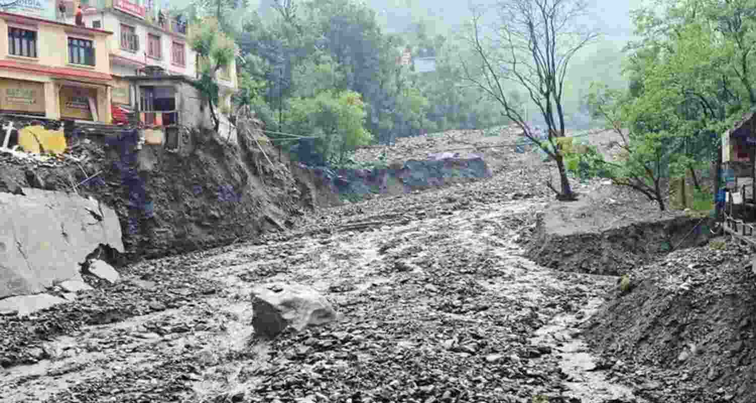 Vehicles, locals' trapped' under landslide debris in Ramban Vehicles, locals' trapped' under landslide debris in Ramban
