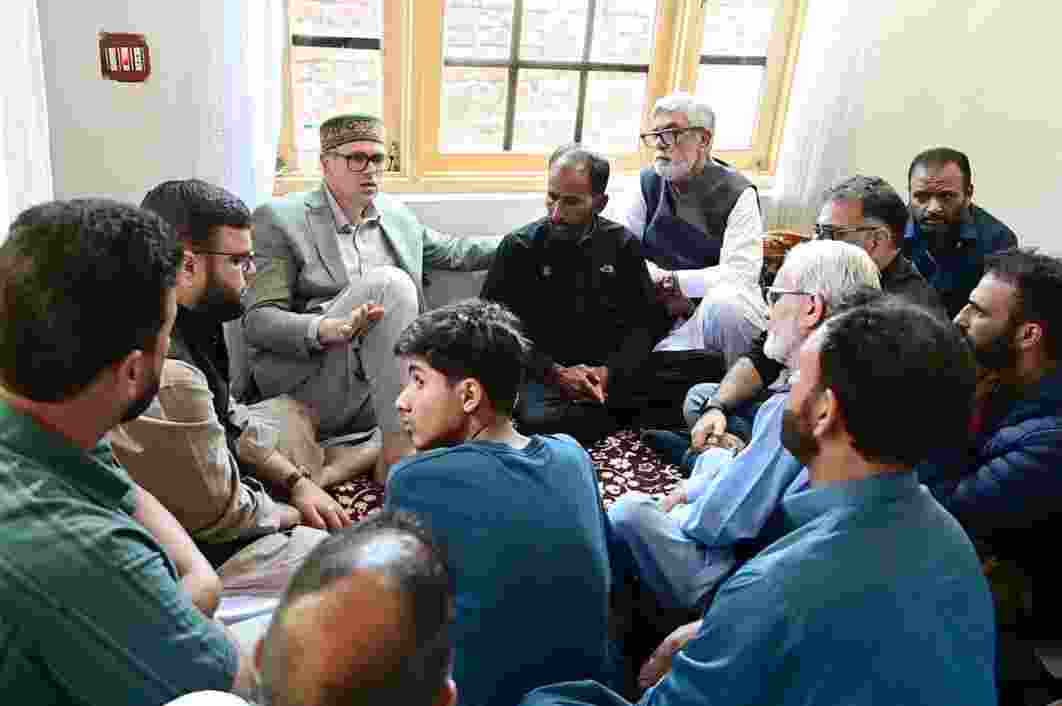 CM Omar meets family of murdered minor girl, offers condolences CM Omar meets family of murdered minor girl, offers condolences