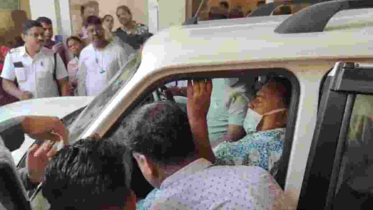 Partha Chatterjee, who had been admitted to a private hospital on EM Bypass for several days, was discharged and taken home amid emotional scenes. Partha Chatterjee, who had been admitted to a private hospital on EM Bypass for several days, was discharged and taken home amid emotional scenes.