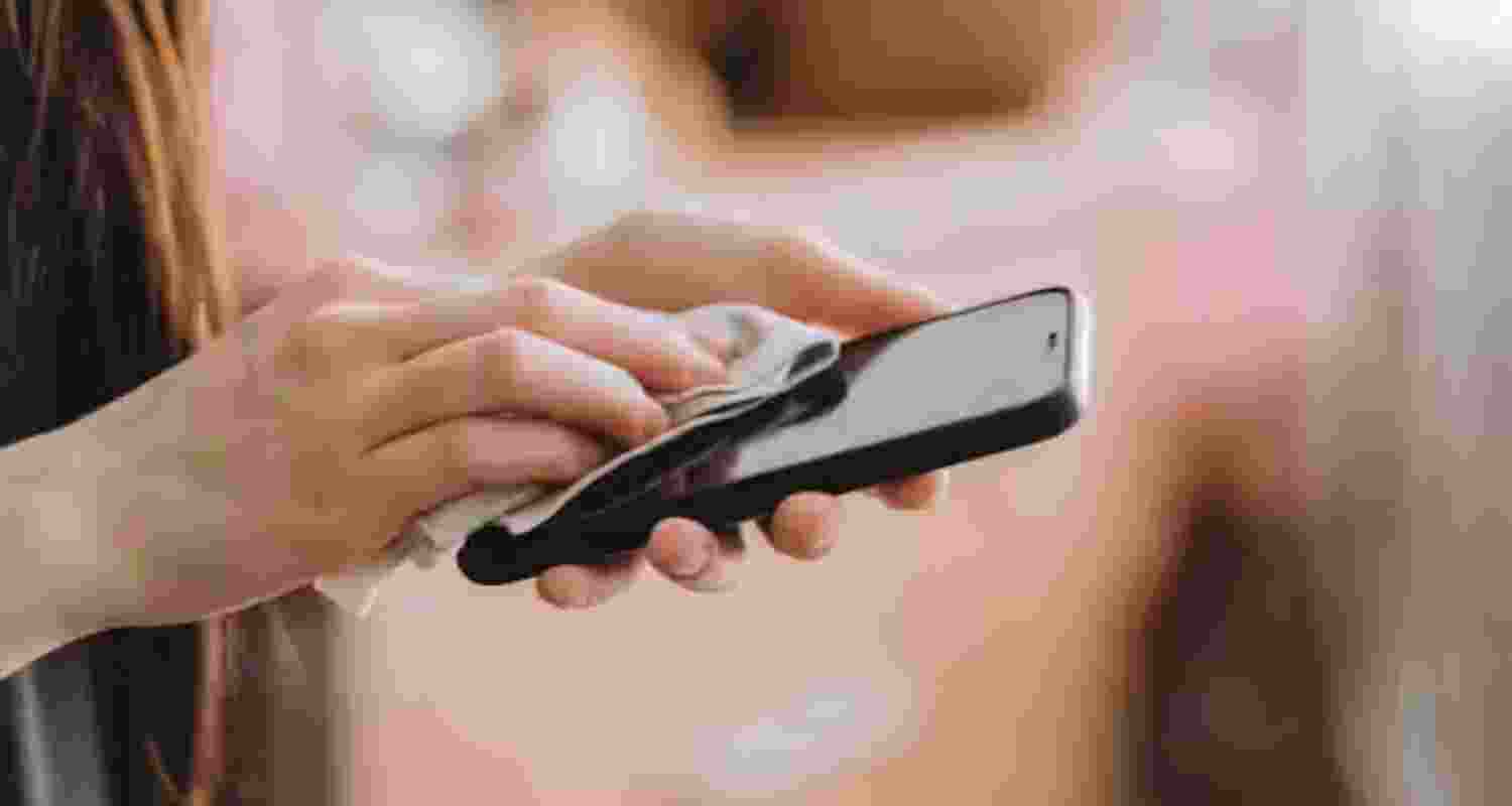 Avoid using paper towels, tissues, or rough cloths, which may leave scratches on the screen or shed lint that clogs openings. Avoid using paper towels, tissues, or rough cloths, which may leave scratches on the screen or shed lint that clogs openings.