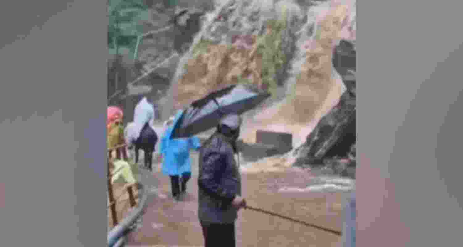 Pilgrimage to Kedarnath Dham halted due to falling stones. Pilgrimage to Kedarnath Dham halted due to falling stones.