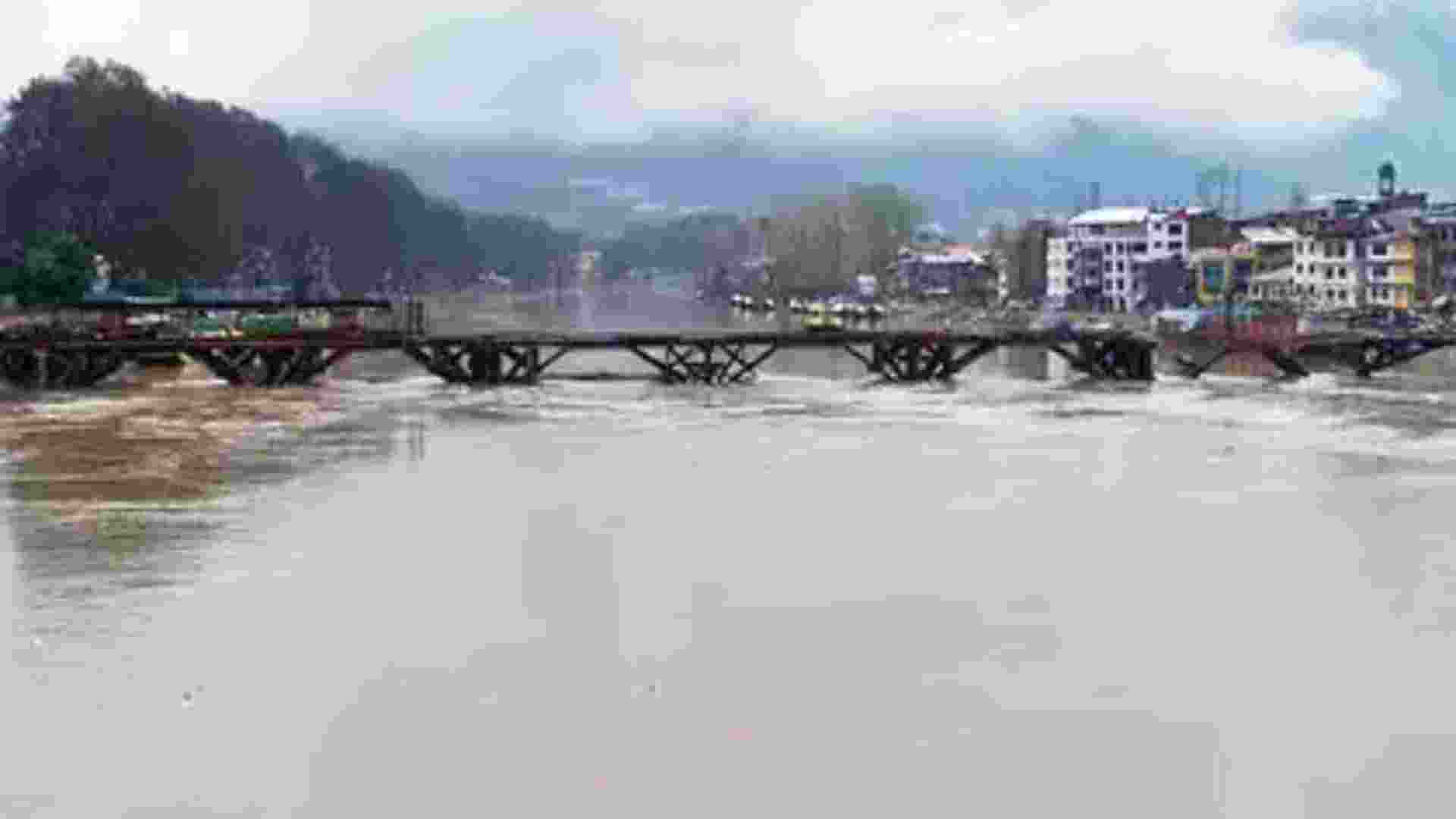 Jhelum level recedes at Sangam, rises in Srinagar, vigil advised Jhelum level recedes at Sangam, rises in Srinagar, vigil advised