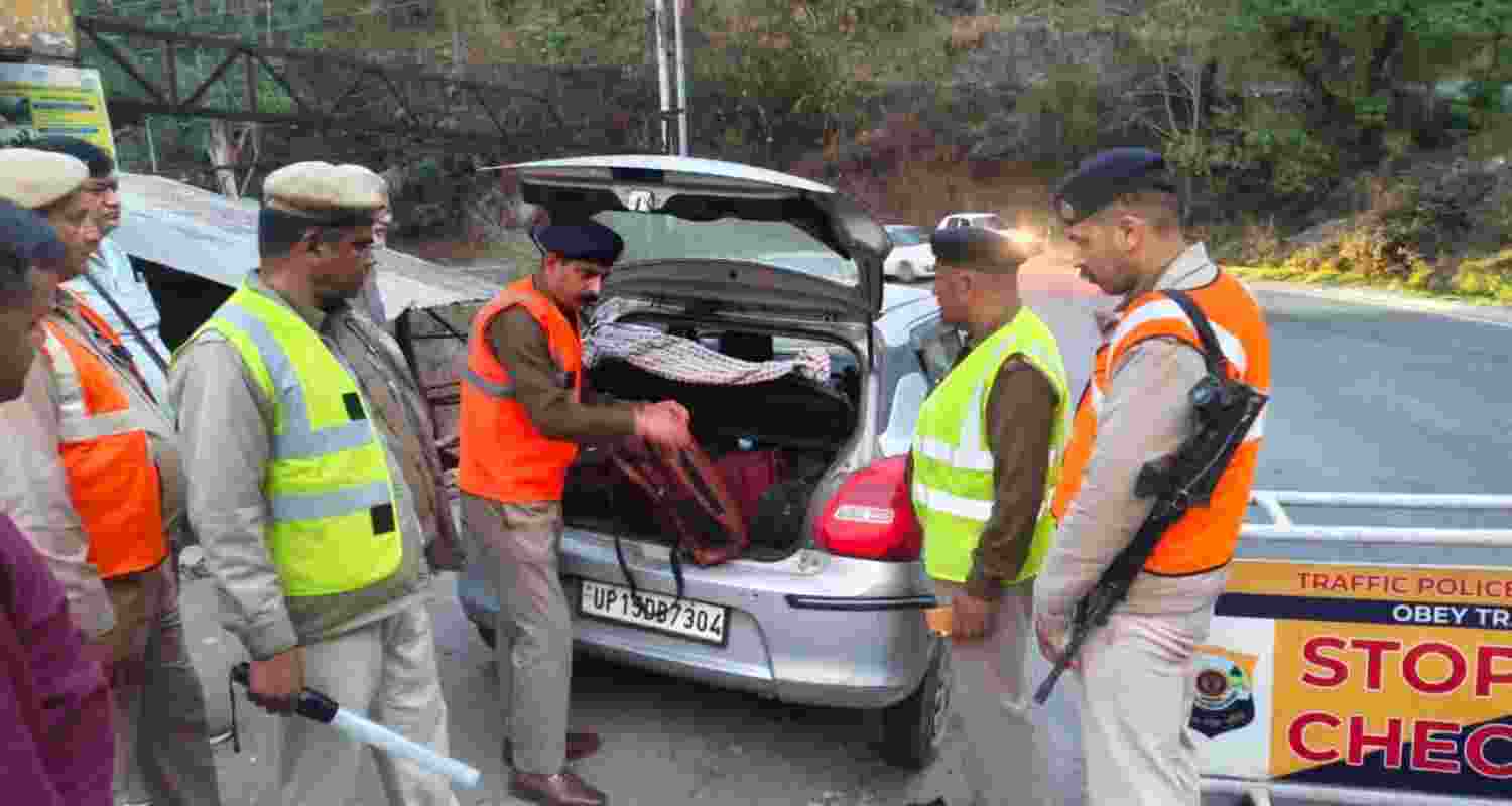 Police personnel checking vehicles during a special naka drive under the Anti-Chitta campaign in Himachal Pradesh. Police personnel checking vehicles during a special naka drive under the Anti-Chitta campaign in Himachal Pradesh.