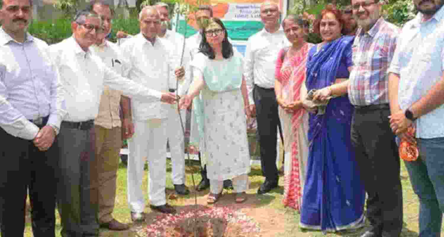Punjab Governor commemorates Kargil Vijay Diwas with tree planting at Raj Bhawan. Punjab Governor commemorates Kargil Vijay Diwas with tree planting at Raj Bhawan.