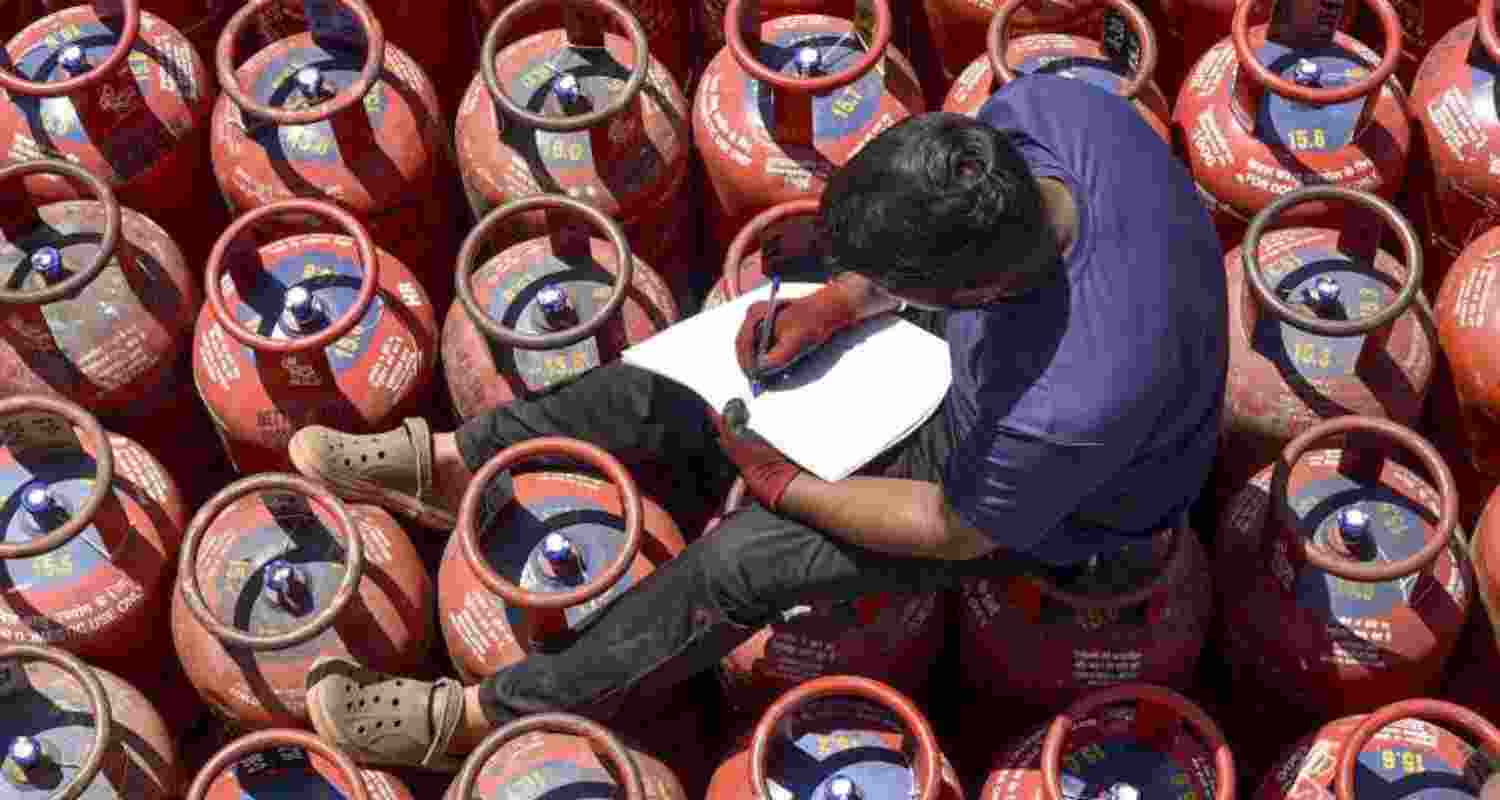 LPG crisis: Delhi eateries flag concerns of operations, salaries LPG crisis: Delhi eateries flag concerns of operations, salaries