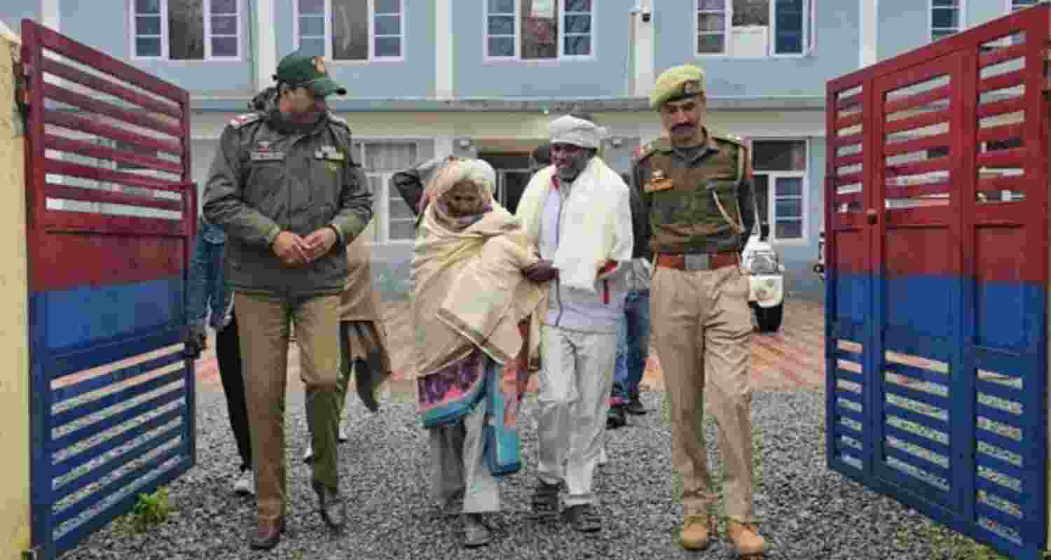J&K Police reunites missing woman with UP family after 11 yrs J&K Police reunites missing woman with UP family after 11 yrs