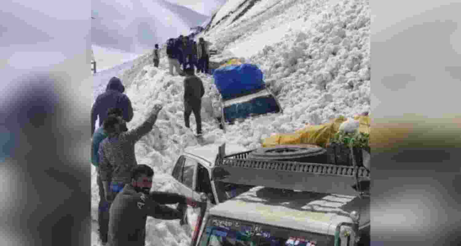 Snow avalanche hit Zojila pass, 8 killed in trapped vehicles Snow avalanche hit Zojila pass, 8 killed in trapped vehicles