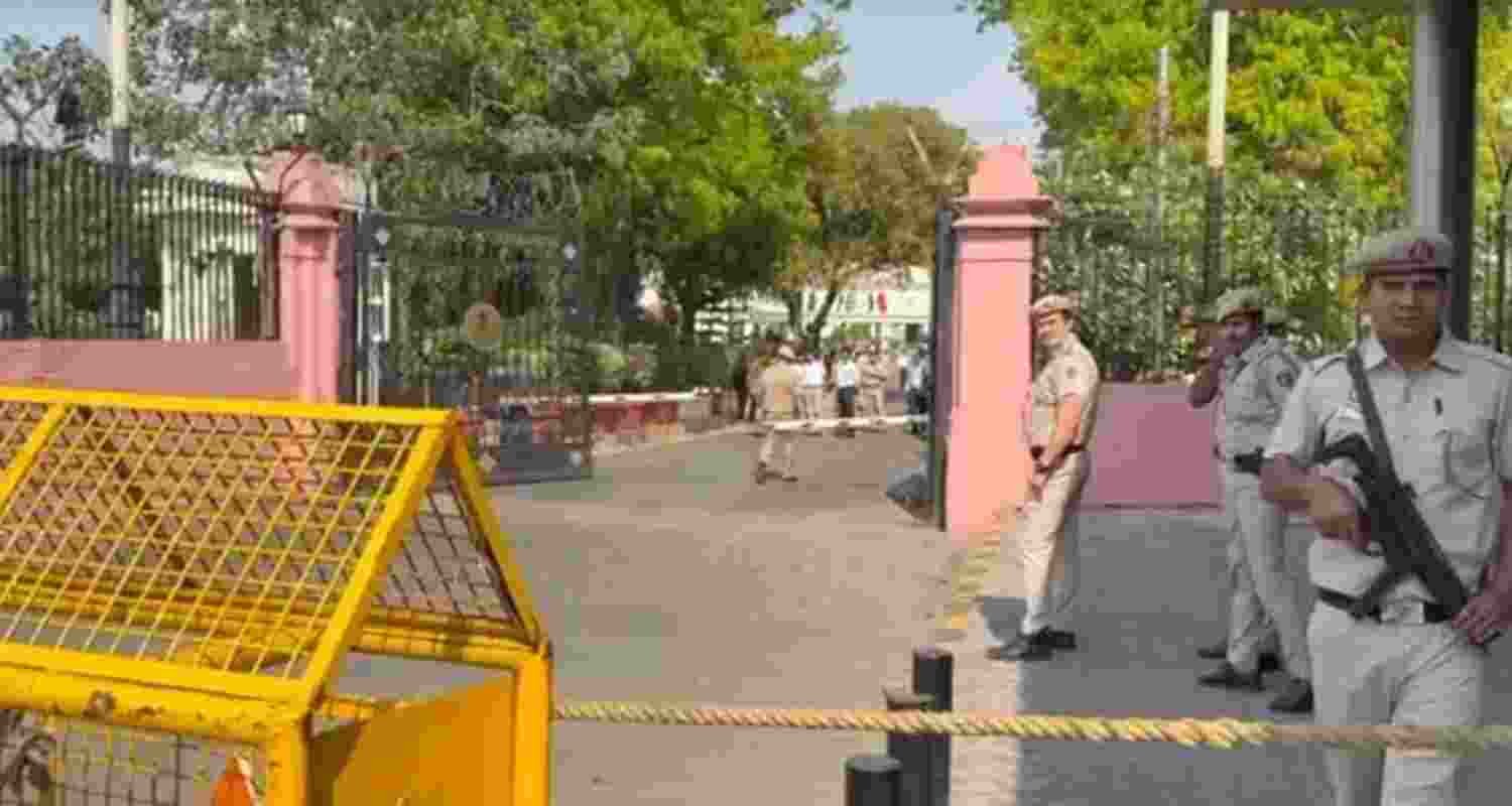 Security scare at Delhi Assembly as SUV breaches gate; 3 held Security scare at Delhi Assembly as SUV breaches gate; 3 held