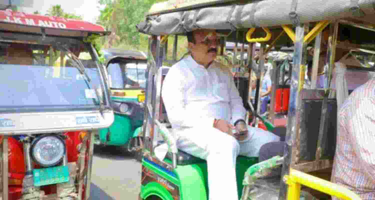 Delhi minister follows PM's austerity call, takes e-rickshaw ride Delhi minister follows PM's austerity call, takes e-rickshaw ride
