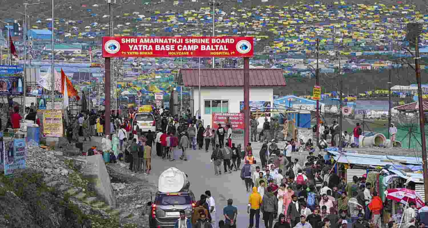 Record single day batch of 9837 pilgrims departs for Kashmir Record single day batch of 9837 pilgrims departs for Kashmir