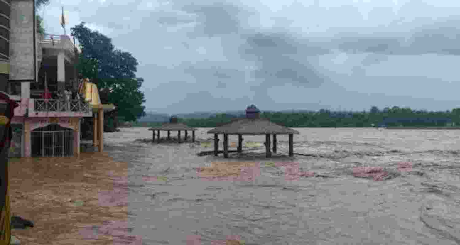 Chenab river on high alert as water level crosses danger mark Chenab river on high alert as water level crosses danger mark