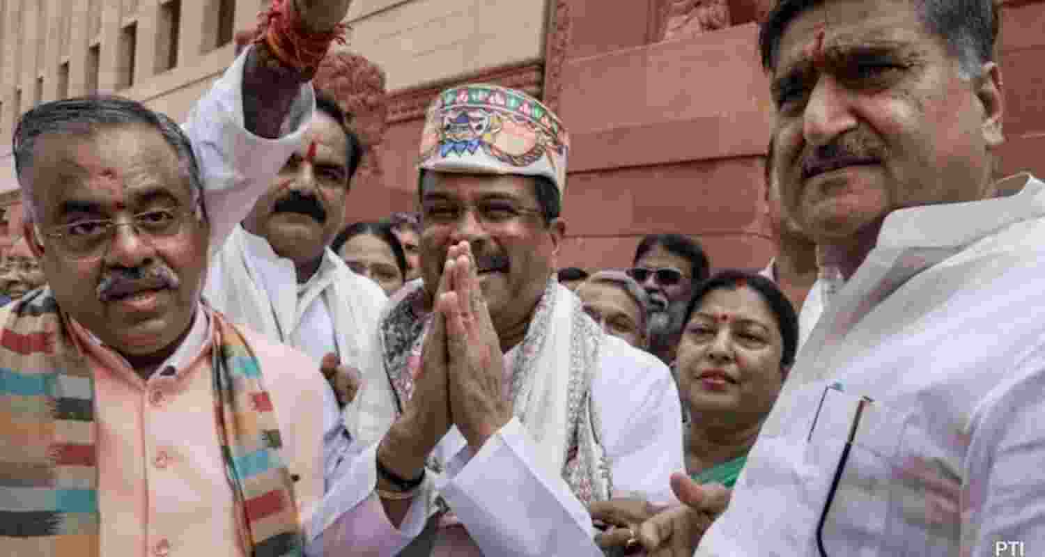 BJP greets Pradhan with 'zindabad' slogans, Oppn takes jibe BJP greets Pradhan with 'zindabad' slogans, Oppn takes jibe